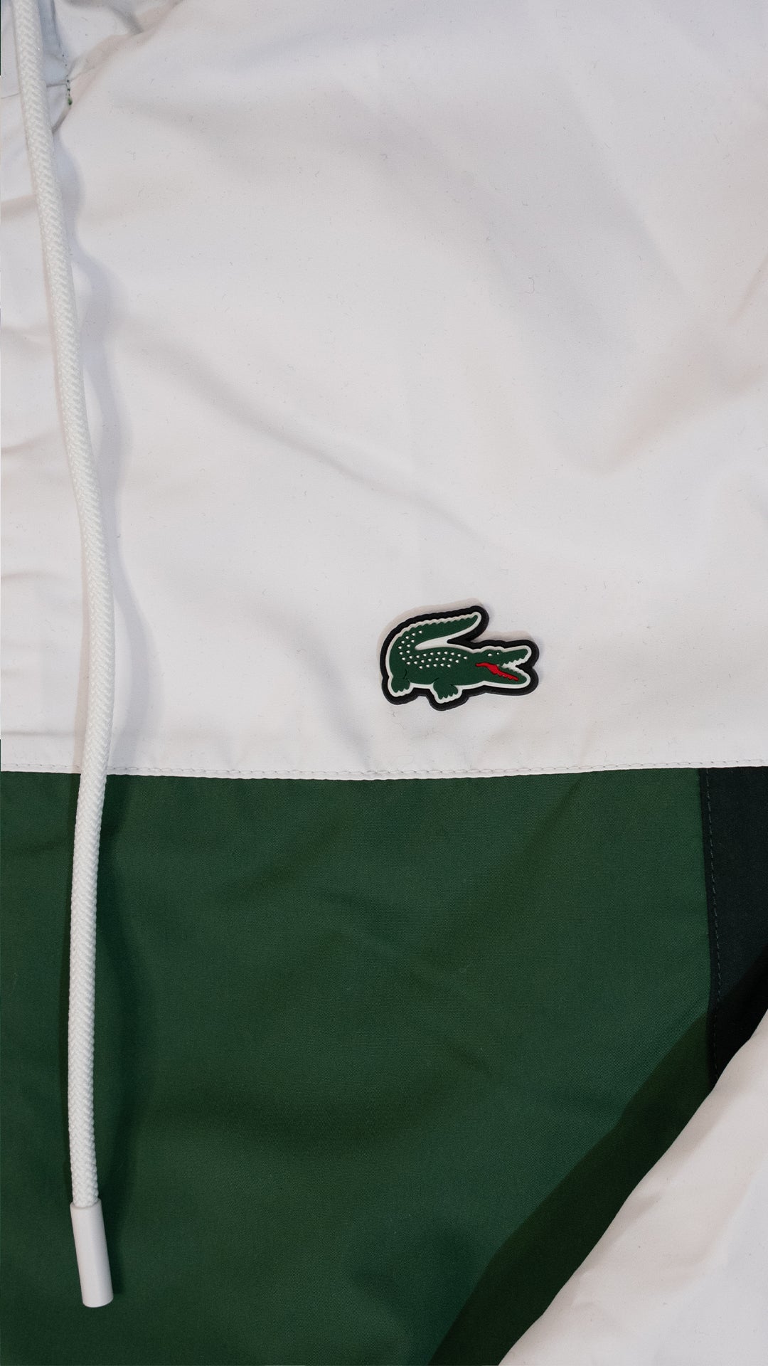 Lacoste Beli Šuškavac sa Text Printom na Rukavu