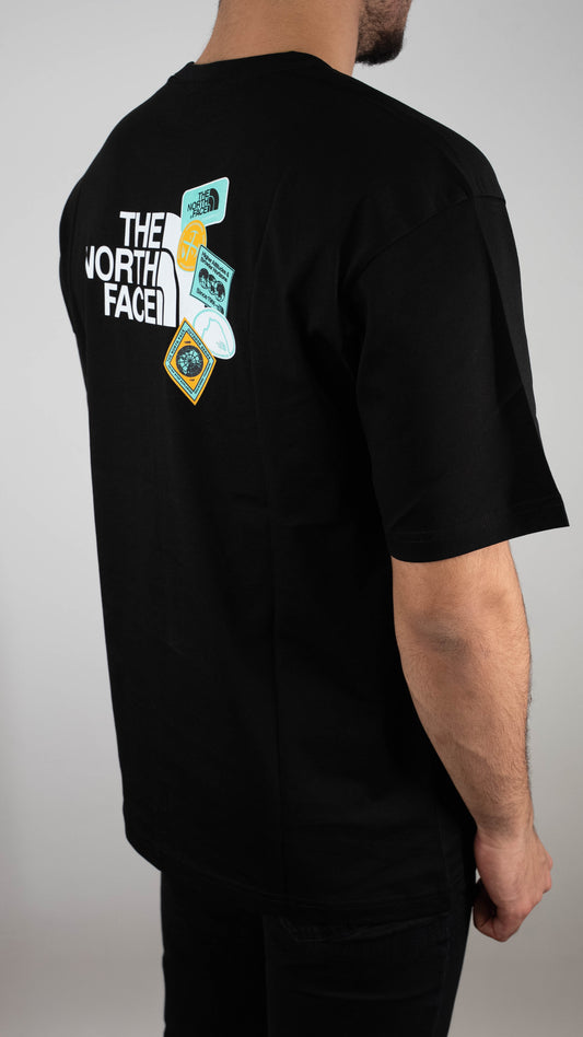 The North Face Crna Majica sa 'Expedition Stickers' Printom na Leđima