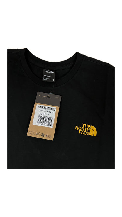 The North Face Crna Majica sa Zlatnim Logom i Planinskim Printom na Leđima