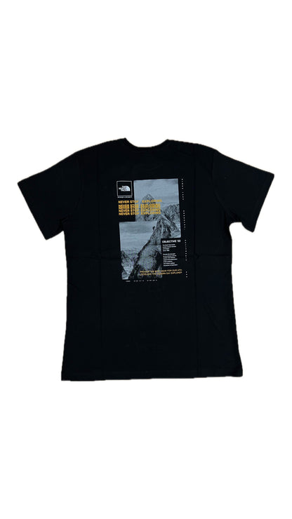 The North Face Crna Majica sa Zlatnim Logom i Planinskim Printom na Leđima