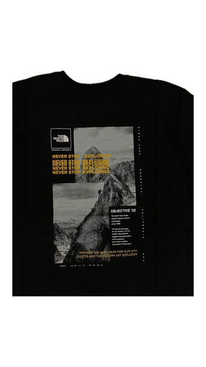 The North Face Crna Majica sa Zlatnim Logom i Planinskim Printom na Leđima